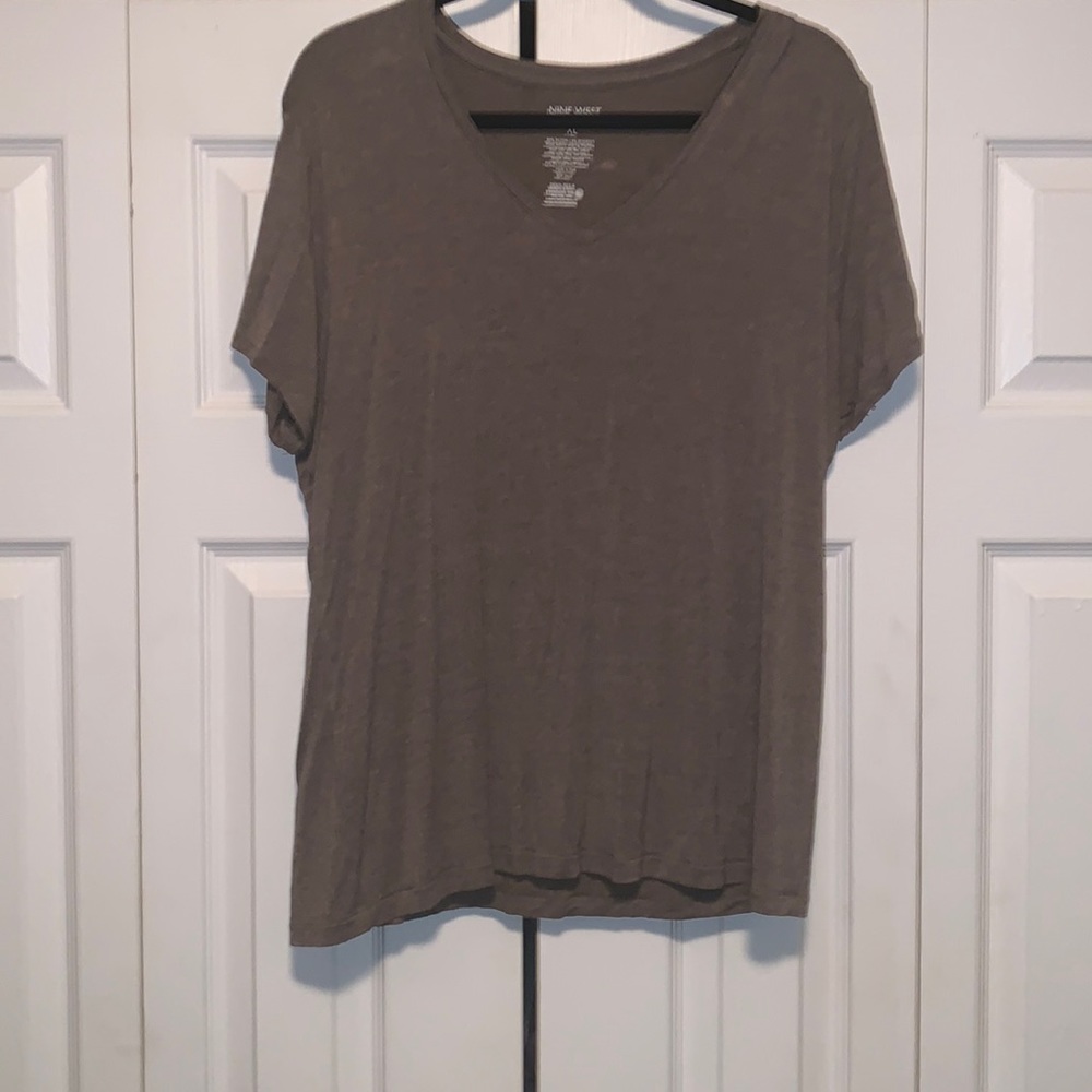 Womens XL Nine West v-neck shirt